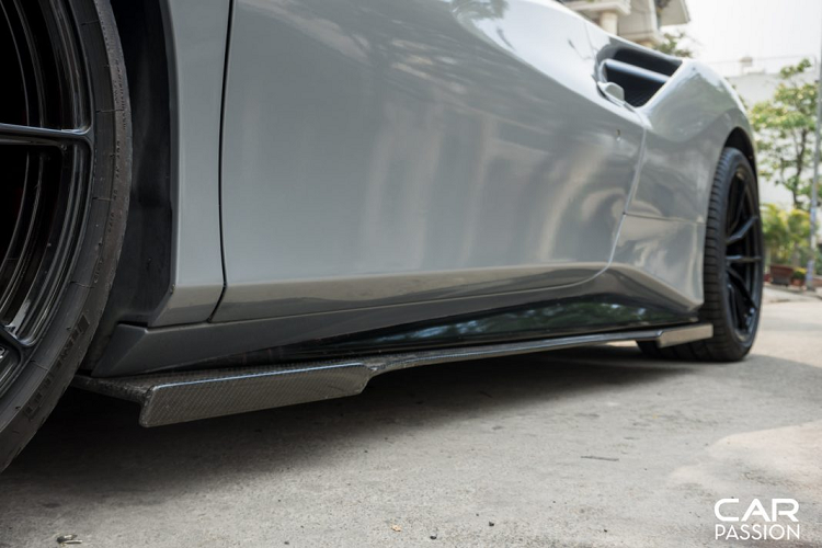 Cản sau xe cũng được thay thế hoàn toàn dưới bàn tay của Super Veloce Racing, phần cản mới có thiết kế đầy hầm hố với những đường gân dập nổi mạnh mẽ. Bộ khuếch tán carbon to bản có tác dụng điều hòa luồng khí thoát ra từ bên dưới gầm xe, khác với đàn anh 458 Italia, Ferrari 488 GTB được trang bị hệ thống đèn cảnh báo đặt ở vị trí trung tâm của bộ khuếch tán gió, tương tự như những chiếc xe đua F1.