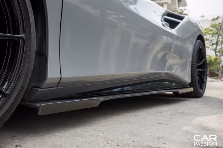 Cản sau xe cũng được thay thế hoàn toàn dưới bàn tay của Super Veloce Racing, phần cản mới có thiết kế đầy hầm hố với những đường gân dập nổi mạnh mẽ. Bộ khuếch tán carbon to bản có tác dụng điều hòa luồng khí thoát ra từ bên dưới gầm xe, khác với đàn anh 458 Italia, Ferrari 488 GTB được trang bị hệ thống đèn cảnh báo đặt ở vị trí trung tâm của bộ khuếch tán gió, tương tự như những chiếc xe đua F1.