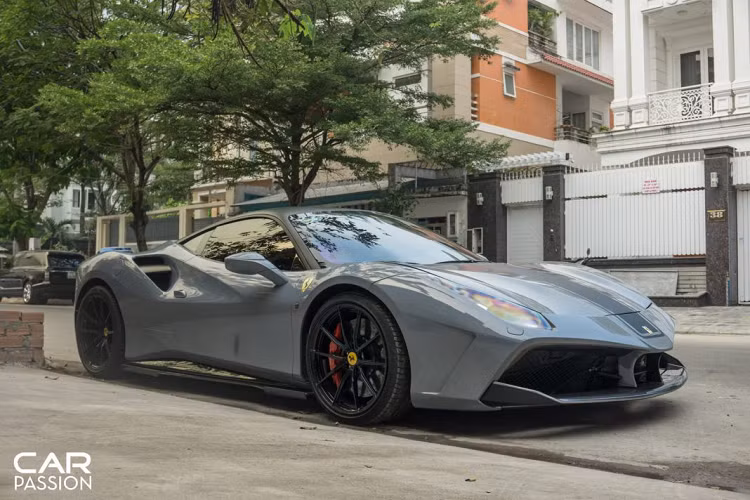 Trên chiêc Ferrari 488 GTB độ SVR này, SVR đã mang đến một vẻ ngoài hiếu chiến hơn cho mẫu siêu xe đến từ Ý. Cản trước được thay mới hoàn toàn có thiết kế vuốt nhọn về phía trước, bên dưới là líp trước làm từ sợi carbon. Nhằm tạo điểm nhấn cho phần đầu xe, chủ nhân đã quyết định trang trí thêm một dải decal màu đen mờ, kết hợp cùng màu xám xi măng tạo nên một tổng thể đầy nam tính cho “siêu ngựa”.