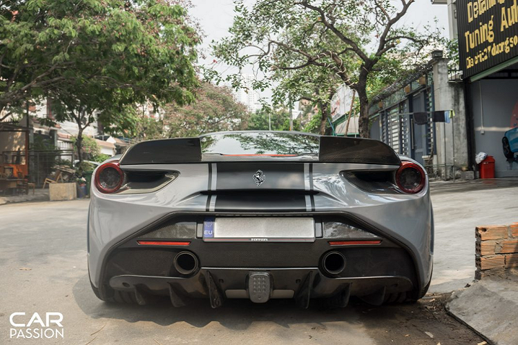 Ống xả mới mang lại sự cải thiện đáng kể cho âm thanh từ khối động cơ tăng áp cũng như gia tăng hiệu năng vận hành cho chiếc Ferrari 488 GTB độ SVR này.