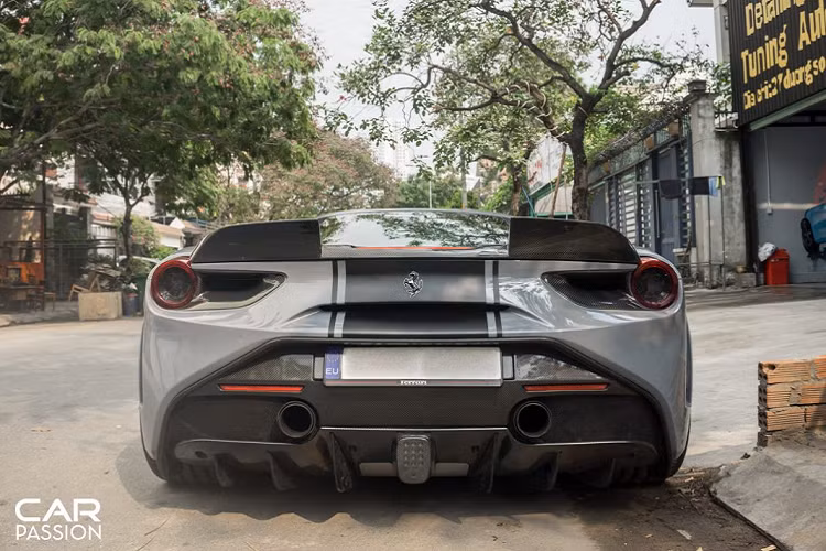 Ống xả mới mang lại sự cải thiện đáng kể cho âm thanh từ khối động cơ tăng áp cũng như gia tăng hiệu năng vận hành cho chiếc Ferrari 488 GTB độ SVR này.