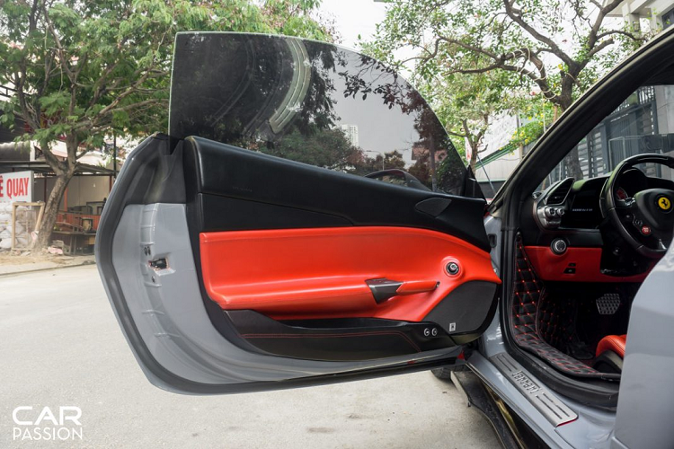 Cụm đồng hồ phía sau vô-lăng được chia làm 3 phần riêng biệt với hai màn hình điện tử nhỏ hiển thị tốc độ và một số thông tin vận hành, đồng hồ analog ở vị trí chính giữa hiển thị vòng tua máy.