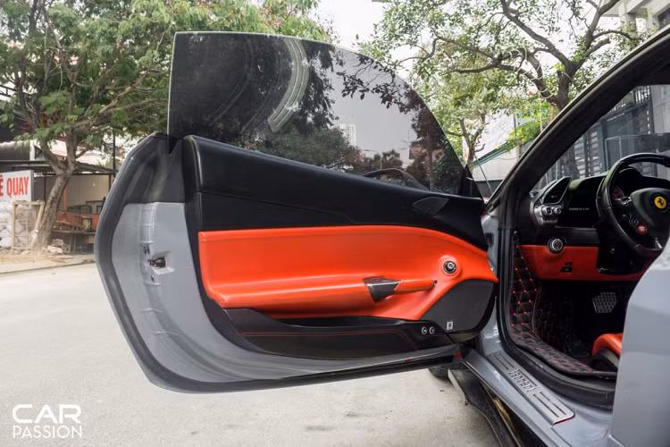 Cụm đồng hồ phía sau vô-lăng được chia làm 3 phần riêng biệt với hai màn hình điện tử nhỏ hiển thị tốc độ và một số thông tin vận hành, đồng hồ analog ở vị trí chính giữa hiển thị vòng tua máy.