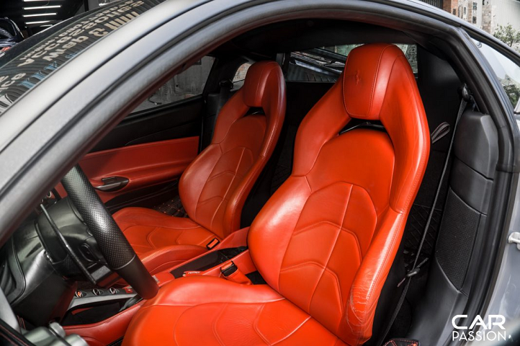 Ferrari 488 GTB sử dụng động cơ V8 tăng áp kép đặt giữa, có dung tích 3.9 lít với khả năng sản sinh công suất tối đa 670 mã lực tại vòng tua 8000 vòng/phút, mô men xoắn cực đại đạt 760 Nm tại vòng tua 3000 vòng/phút. Toàn bộ 670 mã lực được truyền tới các bánh xe thông qua hộp số Getrag 7 cấp ly hợp kép được phát triển theo công nghệ F1.