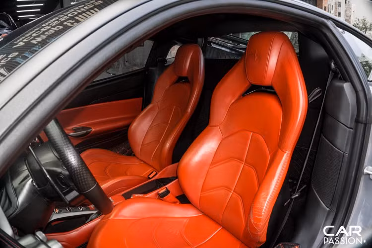 Ferrari 488 GTB sử dụng động cơ V8 tăng áp kép đặt giữa, có dung tích 3.9 lít với khả năng sản sinh công suất tối đa 670 mã lực tại vòng tua 8000 vòng/phút, mô men xoắn cực đại đạt 760 Nm tại vòng tua 3000 vòng/phút. Toàn bộ 670 mã lực được truyền tới các bánh xe thông qua hộp số Getrag 7 cấp ly hợp kép được phát triển theo công nghệ F1.