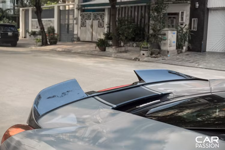 Nội thất của xe mang sắc đỏ giống với màu đỏ Rosso Corsa nguyên bản trên thân xe, ghế ngồi được bọc da cao cấp, khoang nội thất được Ferrari chú trọng tối đa cho vị trí ghế lái với vô-lăng được tích hợp lẫy chuyển số, nút Start/Stop Engine, đồng thời là núm xoay điều chỉnh chế độ lái theo ý muốn.