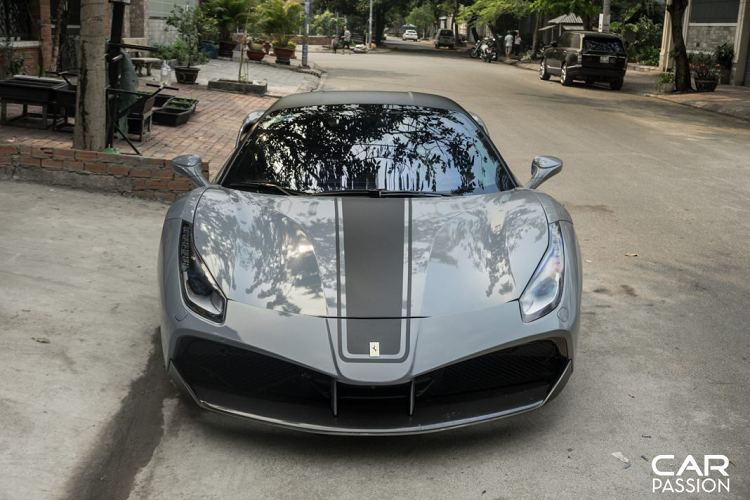 Gói độ đến từ SVR còn trang bị cho Ferrari 488 GTB hai líp gió hông làm từ sợi carbon, bên cạnh đó, để ngoại hình xe trở nên thể thao hơn, chủ nhân đã thay thế bộ mâm 5 chấu nguyên bản bằng bộ mâm đa chấu đến từ Litespeed Racing. Nóc xe được dán đen mờ thể thao, tương tự là khu vực hốc gió hông.