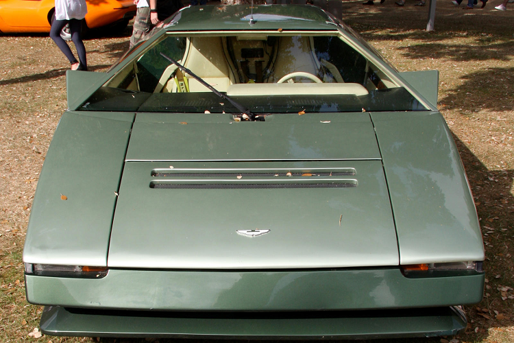 Với sức mạnh này, việc hướng đến cột mốc 320 km/h (200 mph) là một việc bình thường ở thời điểm hiện tại, tuy nhiên với công nghệ cách đây 40 năm, đó có lẽ sẽ là một cột mốc lớn để chinh phục. Và nếu làm được, Bulldog cũng sẽ là chiếc xe đầu tiên trên thế giới đạt được tốc độ đó.