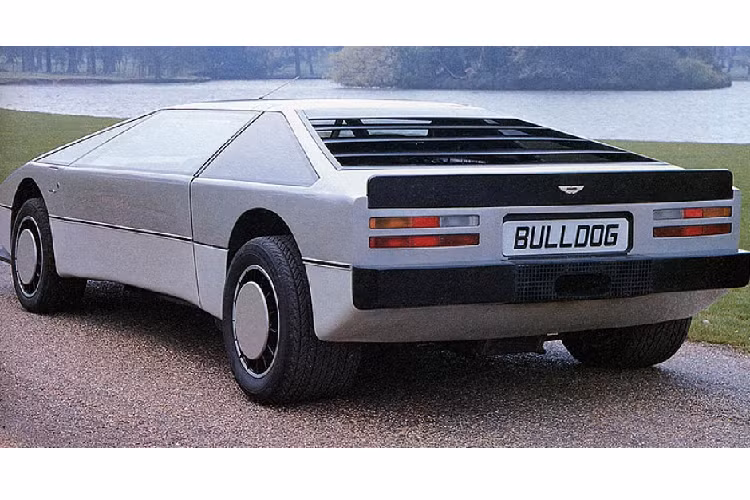 Khi ra mắt, Aston Martin trang bị cho chiếc xe này khối động cơ V8 tăng áp kép, dung tích 5,3 lít. Khối động cơ của Bulldog khi đó được cho là sẽ tạo ra công suất khoảng 700 mã lực.