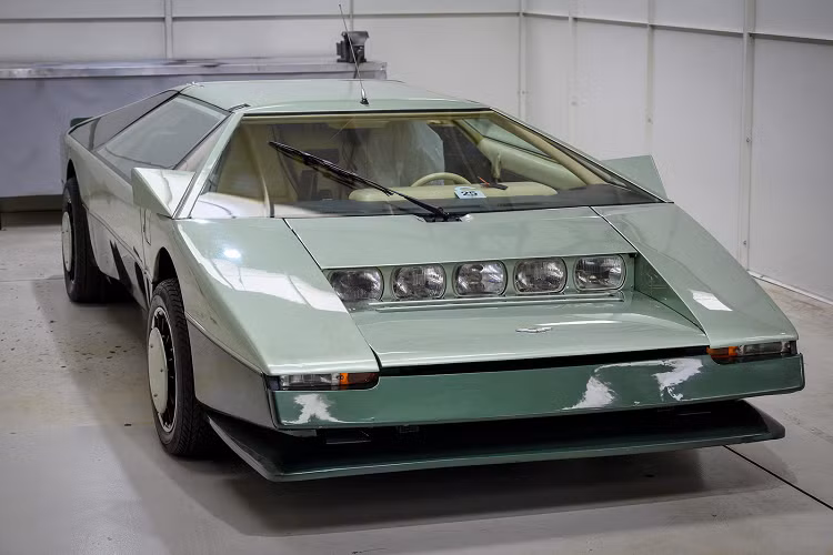 Ngoài Bulldog, Willams Towns còn được biết đến nhiều hơn với concept của Aston Martin Lagonda, chiếc xe sang sử dụng động cơ điện sắp được Aston Martin ra mắt.