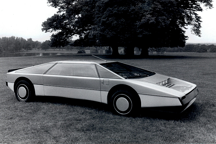 Đáng tiếc thay, tại đường chạy thử MIRA vào năm 1979, chiếc siêu xe Aston Martin Bulldog sử dụng động cơ đặt giữa đầu tiên của Aston Martin chỉ đạt tốc độ tối đa 306 km/h. Sau đó, dự án này đã bị dừng bởi chủ tịch Aston Martin khi đó – ông Victor Gauntlett, do chi phí quá cao.