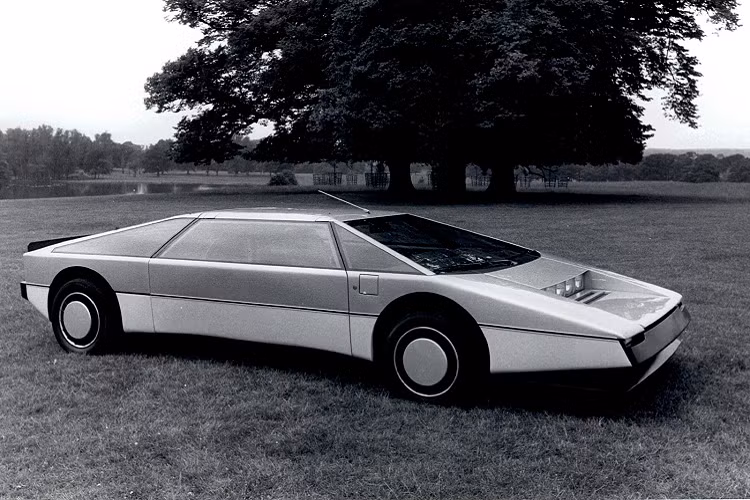 Đáng tiếc thay, tại đường chạy thử MIRA vào năm 1979, chiếc siêu xe Aston Martin Bulldog sử dụng động cơ đặt giữa đầu tiên của Aston Martin chỉ đạt tốc độ tối đa 306 km/h. Sau đó, dự án này đã bị dừng bởi chủ tịch Aston Martin khi đó – ông Victor Gauntlett, do chi phí quá cao.