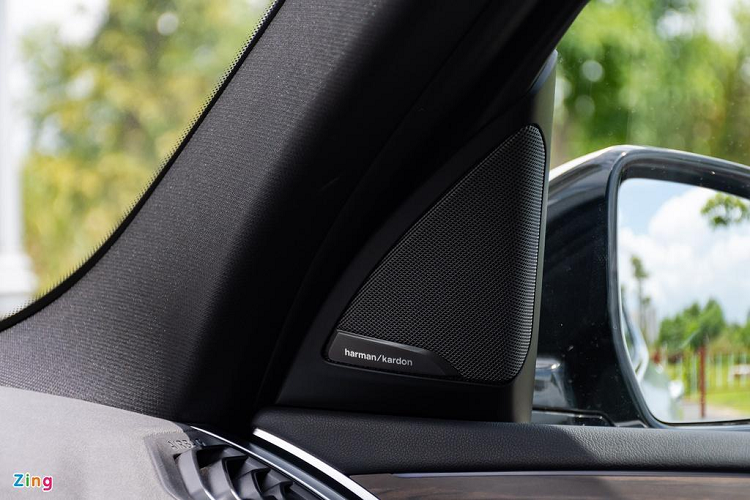 Bên cạnh cụm nút bấm và xoay BMW iDrive, hãng xe Đức còn cung cấp chức năng điều khiển bằng cử chỉ cho 2 phiên bản X3 xDrive30i. Người lái và hành khách có thể dùng tay điều khiển từ xa để tăng giảm âm lượng hay chuyển bài hát thuận tiện, nhanh chóng hơn.