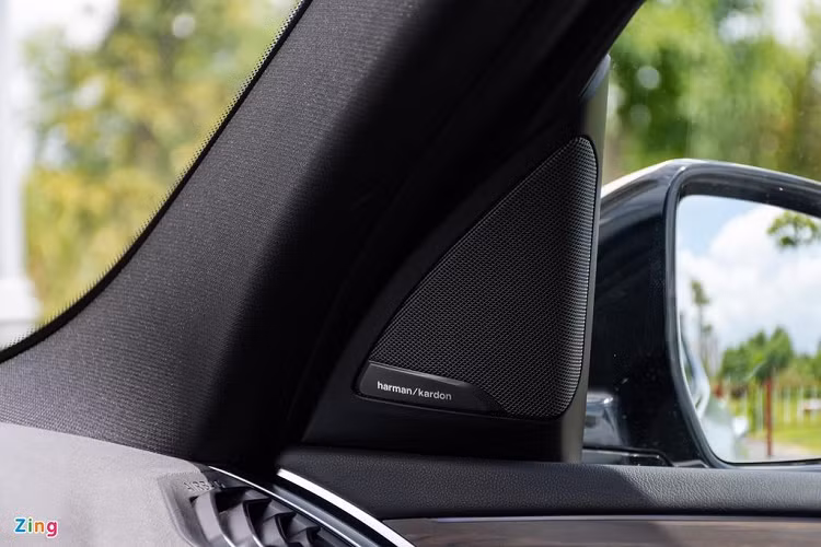 Bên cạnh cụm nút bấm và xoay BMW iDrive, hãng xe Đức còn cung cấp chức năng điều khiển bằng cử chỉ cho 2 phiên bản X3 xDrive30i. Người lái và hành khách có thể dùng tay điều khiển từ xa để tăng giảm âm lượng hay chuyển bài hát thuận tiện, nhanh chóng hơn.