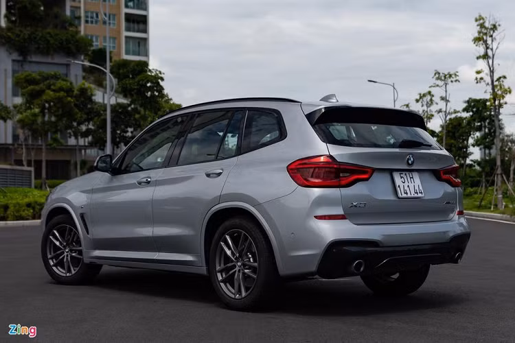 BMW X3 thế hệ thứ 3 mang tên mã G01 bắt đầu được bán tại Việt Nam từ giữa năm 2019. Xe được Thaco nhập khẩu và phân phối với 3 phiên bản gồm X3 xDrive20i, X3 xDrive30i xLine và X3 xDrive30i M Sport. 