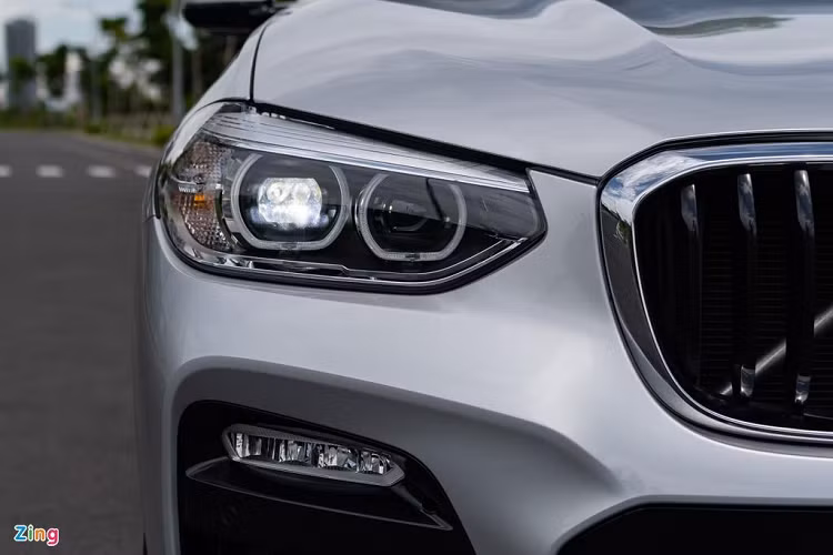 BMW X3 sử dụng hệ thống đèn chiếu sáng tự động gồm đèn pha/cốt kiểu LED bóng chiếu, đèn định vị và đèn sương mù LED. Tuy nhiên, đèn xi-nhan trước vẫn là loại Halogen truyền thống. 