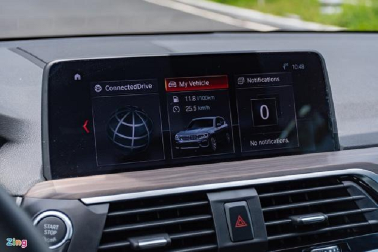 Hai phiên bản BMW X3 xDrive30i xLine và M Sport được trang bị cụm đồng hồ kỹ thuật số kích thước 12,3 inch. Bên cạnh thiết kế trực quan và hiện đại, tùy theo chế độ lái mà giao diện của bảng đồng hồ sẽ thay đổi để hiển thị các thông tin phù hợp. 