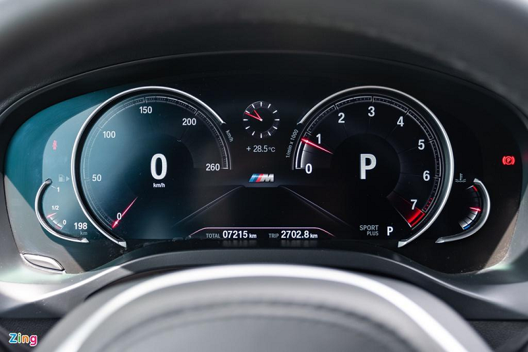 Nằm trong gói trang bị M Sport, phiên bản X3 cao cấp nhất sở hữu vô-lăng thể thao M Sport 3 chấu được bọc da và tích hợp 2 lẫy chuyển số cỡ lớn sơn màu bạc. Ngoài ra, tay lái có thể tùy chỉnh 4 hướng để phù hợp với tư thế ngồi và sở thích của người lái.