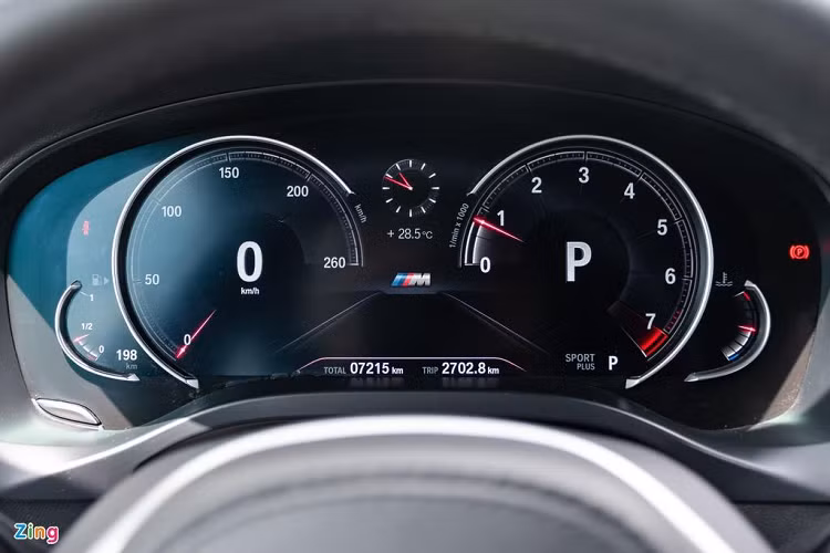 Nằm trong gói trang bị M Sport, phiên bản X3 cao cấp nhất sở hữu vô-lăng thể thao M Sport 3 chấu được bọc da và tích hợp 2 lẫy chuyển số cỡ lớn sơn màu bạc. Ngoài ra, tay lái có thể tùy chỉnh 4 hướng để phù hợp với tư thế ngồi và sở thích của người lái.