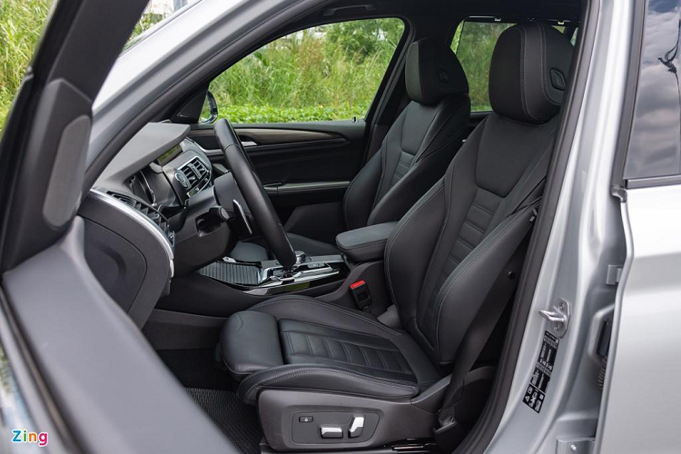 Phục vụ cho nhu cầu hưởng thức âm nhạc trên BMW X3 xDrive30i xLine và X3 xDrive30i M Sport là hệ thống âm thanh vòm cao cấp Harman Kardon gồm 16 loa, tổng công suất 600 watt. Trong khi đó, phiên bản X3 xDrive20i tiêu chuẩn trang bị 12 loa âm thanh HiFi công suất 205 W. 