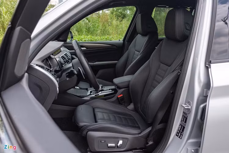 Phục vụ cho nhu cầu hưởng thức âm nhạc trên BMW X3 xDrive30i xLine và X3 xDrive30i M Sport là hệ thống âm thanh vòm cao cấp Harman Kardon gồm 16 loa, tổng công suất 600 watt. Trong khi đó, phiên bản X3 xDrive20i tiêu chuẩn trang bị 12 loa âm thanh HiFi công suất 205 W. 