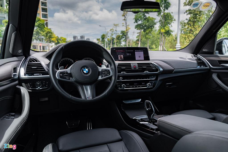 So với mẫu xe các đối thủ, cabin của BMW X3 cho trải nghiệm cao cấp hơn nhờ các trang bị hiện đại đi cùng vật liệu nội thất sang trọng. Đơn cử như model X3 xDrive30i có khoang lái ốp gỗ Fineline Cove, viền crôm bóng bẩy và sử dụng da tối màu.