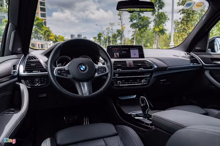 So với mẫu xe các đối thủ, cabin của BMW X3 cho trải nghiệm cao cấp hơn nhờ các trang bị hiện đại đi cùng vật liệu nội thất sang trọng. Đơn cử như model X3 xDrive30i có khoang lái ốp gỗ Fineline Cove, viền crôm bóng bẩy và sử dụng da tối màu.