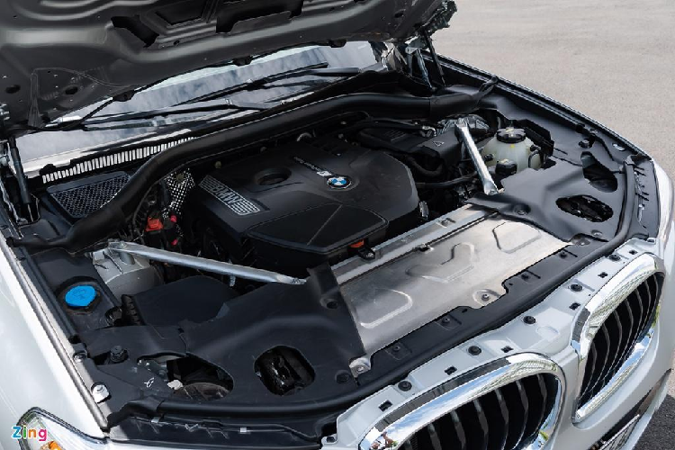 Thực tế trải nghiệm nhanh BMW X3 xDrive30i M Sport khá ấn tượng. Mẫu xe nặng gầm 1,8 tấn di chuyển linh hoạt và nhanh nhạy. Hệ thống treo được tinh chỉnh theo hướng thể thao nhưng vẫn đủ thoải mái khi đi qua các gờ giảm tốc hay ổ gà. Vô-lăng đầm chắc và cho nhiều phản hồi với mặt đường trong khi hộp số tự động sang số mượt mà, dứt khoác. Khả năng cách âm gầm, triệt tiêu tiếng môi trường và tiếng khoang máy khá tốt.