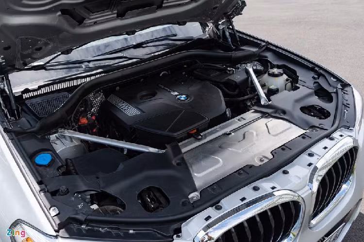 Thực tế trải nghiệm nhanh BMW X3 xDrive30i M Sport khá ấn tượng. Mẫu xe nặng gầm 1,8 tấn di chuyển linh hoạt và nhanh nhạy. Hệ thống treo được tinh chỉnh theo hướng thể thao nhưng vẫn đủ thoải mái khi đi qua các gờ giảm tốc hay ổ gà. Vô-lăng đầm chắc và cho nhiều phản hồi với mặt đường trong khi hộp số tự động sang số mượt mà, dứt khoác. Khả năng cách âm gầm, triệt tiêu tiếng môi trường và tiếng khoang máy khá tốt.