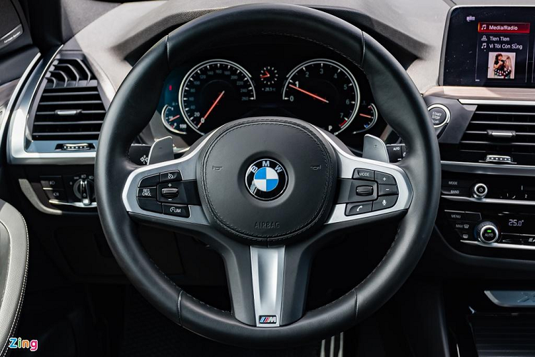 Trên X3, cụm điều khiển trên bảng tablo được thiết kế nghiêng về hướng ghế tài tương tự các dòng xe khác của BMW. Điều này nhằm tối ưu công thái học cho người dùng, giúp việc điều khiển xe dễ dàng và thoải mái hơn. 