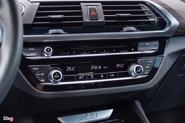 Hàng ghế trước của BMW X3 có thiết kế thể thao và trang bị nút chỉnh điện cho cả 2 vị trí, riêng ghế lái có nhớ 2 vị trí. Cảm giác ngồi nhìn chung thoải mái và dễ chịu, cơ thể được ôm sát và tựa đầu có thể điều chỉnh tiến về trước để đỡ cột sống tốt hơn.