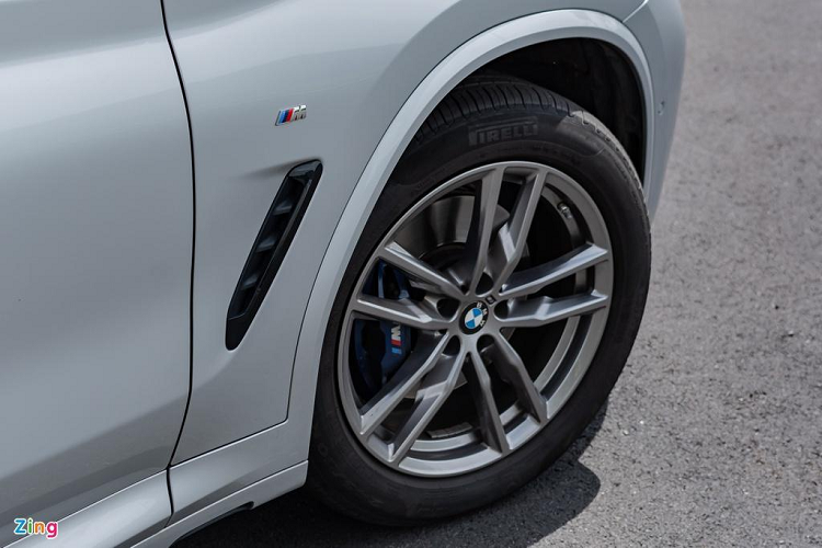 Với gói trang bị M Sport, phiên bản X3 cao cấp nhất ghi điểm với cùm phanh thể thao M Sport, chi tiết trang trí hốc thoát gió cạnh hốc bánh trước cùng logo M Performance. Mâm xe hợp kim kích thước 19 inch và lốp run-flat là trang bị tiêu chuẩn cho BMW X3 tại Việt Nam.