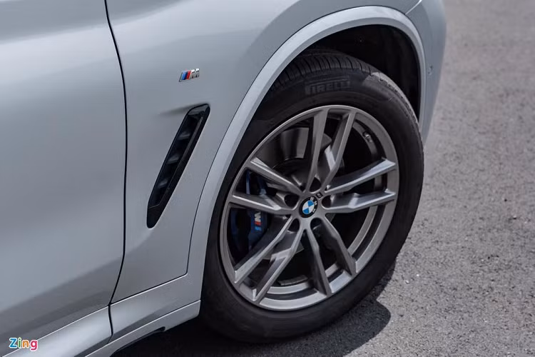 Với gói trang bị M Sport, phiên bản X3 cao cấp nhất ghi điểm với cùm phanh thể thao M Sport, chi tiết trang trí hốc thoát gió cạnh hốc bánh trước cùng logo M Performance. Mâm xe hợp kim kích thước 19 inch và lốp run-flat là trang bị tiêu chuẩn cho BMW X3 tại Việt Nam.