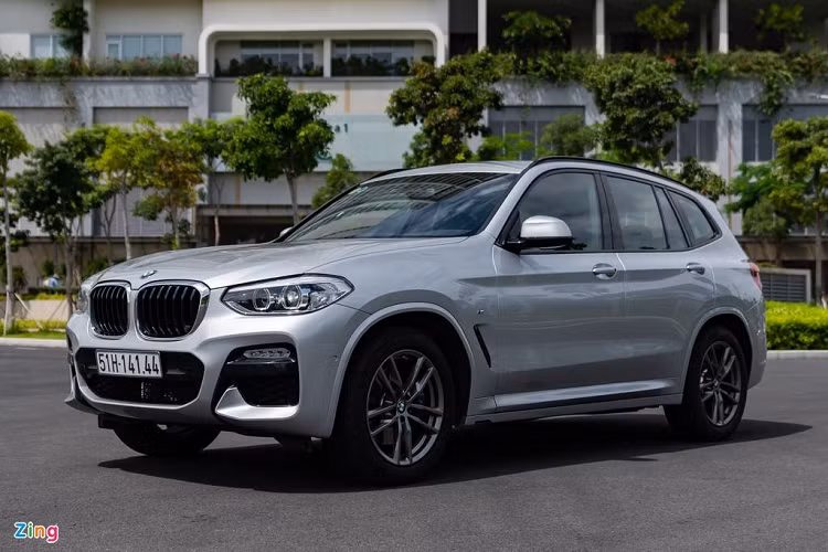 Khác biệt với các đối thủ SUV, BMW X3 tại Việt Nam được hãng xe xứ Bavaria định vị là SAV (Sport Activity Vehicle) - tức xe gầm cao mang phong cách thể thao kết hợp cùng không gian nội thất rộng rãi và tiện nghi.
