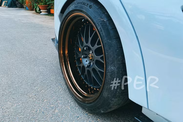 Được biết, độ body thân rộng trên xe ôtô xuất phát từ Nhật Bản và đã được nhiều dân chơi xe trên toàn thế giới hưởng ứng và yêu thích. Hiện tại, xe hơi độ body thân rộng tại Việt Nam đã ngày một phổ biến hơn trước. Trên thực tế, đã có nhiều dòng xe thể thao như Toyota 86 hay cả những chiếc siêu xe như Ferrari 458/488 được độ những bộ body thân rộng đắt tiền từ các thương hiệu như Liberty Walk (Nhật Bản).