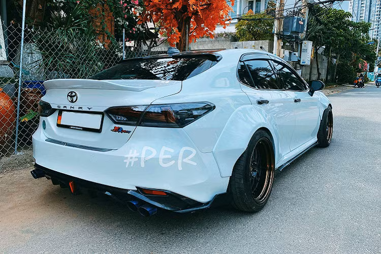 Nâng cấp body thân rộng cho xe là một cách chơi xe để đáp ứng nhu cầu của cá nhân. Tất nhiên, độ ngoại thất body thân rộng “không thể về zin” như chiếc Toyota Camry 2020 độ này thì không phải ai cũng dám chơi.