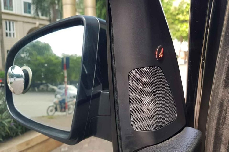 Một số option tùy chọn khác như hệ thống trợ lực biến thiên theo tốc độ servotronic, cửa sổ trời tấm lớn panorama, DVD 6 đĩa và hệ thống rửa đèn pha tự động.