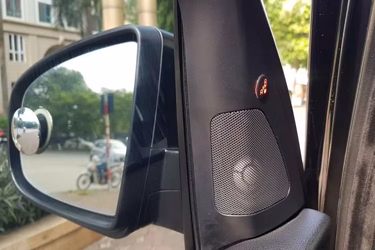 Một số option tùy chọn khác như hệ thống trợ lực biến thiên theo tốc độ servotronic, cửa sổ trời tấm lớn panorama, DVD 6 đĩa và hệ thống rửa đèn pha tự động.