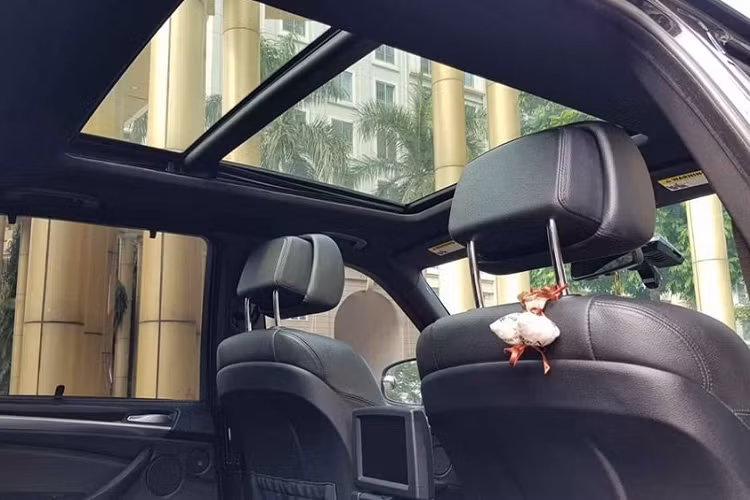 Nhiều công nghệ tiên tiến đối với phân khúc này đã được BMW ứng dụng cho X5 4.8si như cần sang số điện tử kiểu “joystick”, hệ thống điều khiển trung tâm iDrive, đèn hậu LED, màn hình hiển thị trên kính chắn gió HUD, giảm chấn chủ động, tay lái chủ động và tính năng Dynamic Drive.