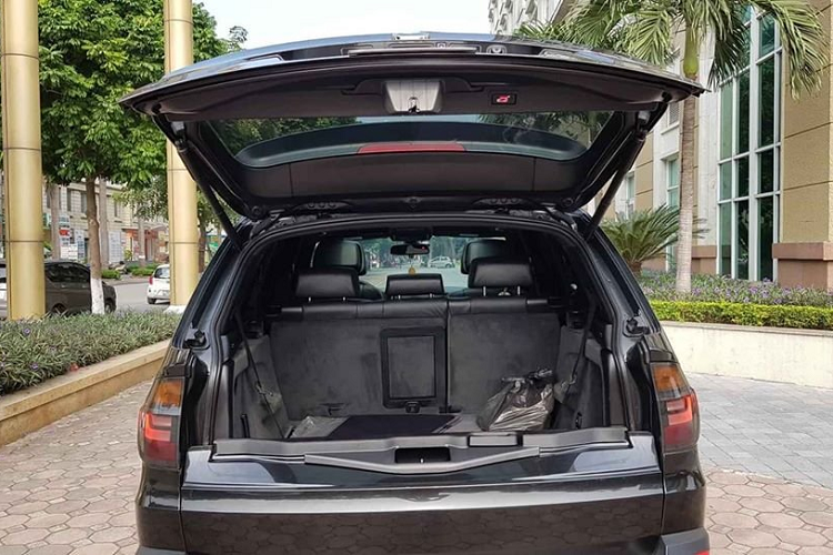 BMW X5 4.8si sử dụng động cơ 4.8L V8 cho công suất cực đại 349 mã lực và mô men xoắn cực đại 475 Nm kết hợp cùng hộp số tự động 6 cấp và hệ dẫn động 4 bánh toàn thời gian. Ngoài ra, X5 4.8si còn được trang bị hệ thống treo chủ động (adaptive suspension) có chức năng tự cân bằng phía sau.