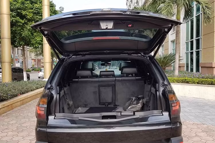 BMW X5 4.8si sử dụng động cơ 4.8L V8 cho công suất cực đại 349 mã lực và mô men xoắn cực đại 475 Nm kết hợp cùng hộp số tự động 6 cấp và hệ dẫn động 4 bánh toàn thời gian. Ngoài ra, X5 4.8si còn được trang bị hệ thống treo chủ động (adaptive suspension) có chức năng tự cân bằng phía sau.