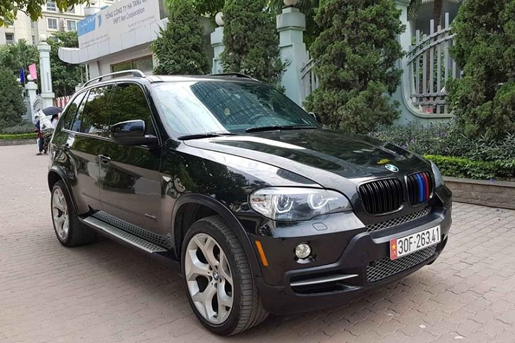 BMW X5 hiện cũng chỉ phân phối duy nhất một phiên bản ra thị trường Việt là bản xDrive40i giá 4,199 tỷ đồng.