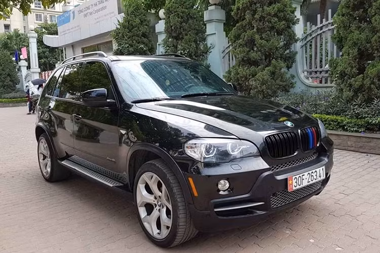 BMW X5 hiện cũng chỉ phân phối duy nhất một phiên bản ra thị trường Việt là bản xDrive40i giá 4,199 tỷ đồng.