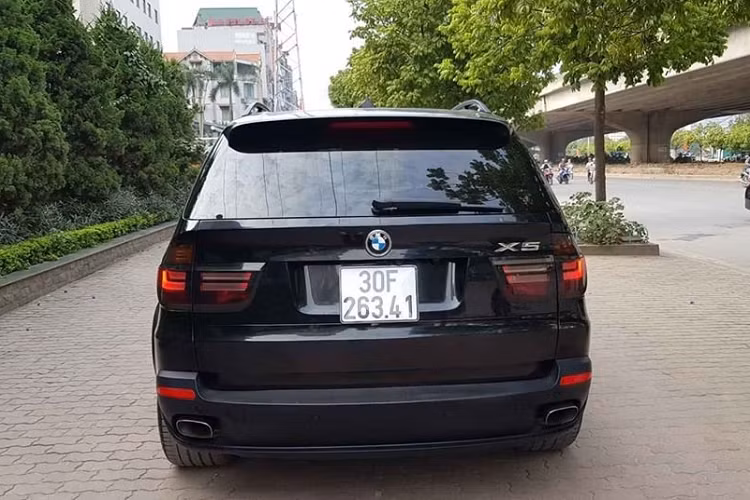 Tuy nhiên, để xe có thể lăn bánh trên đường, ngoài mức giá chủ xe niêm yết, khách hàng phải trả thêm một số khoản thuế, phí khác, ước tính sẽ lên mức 580 triệu đồng. Vẫn quá hời khi sở hữu một mẫu xe sang BMW X5 4.8si. 