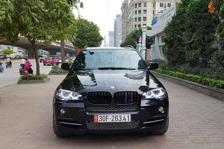 BMW X5 thế hệ thứ 2 cập bến Việt Nam vào tháng 9/2007 với 2 phiên bản là X5 3.0si và X5 4.8si. Phiên bản được rao bán là bản X5 4.8si cao cấp hơn. Thời điểm xe mới ra mắt có giá hàng tỷ đồng. Tuy nhiên, sau hơn 10 năm tuổi, giá chiếc BMW X5 4.8si đời 2008 được chủ xe rao bán với giá 565 triệu đồng trên sàn xe cũ, chỉ còn ngang một chiếc Toyota Vios.