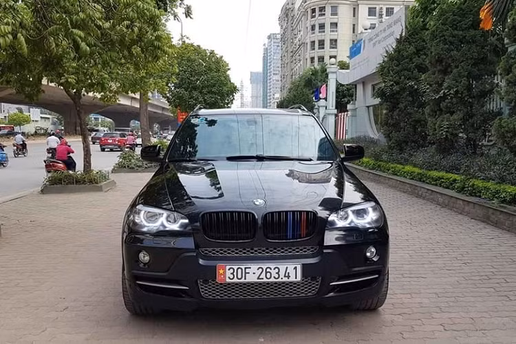 BMW X5 thế hệ thứ 2 cập bến Việt Nam vào tháng 9/2007 với 2 phiên bản là X5 3.0si và X5 4.8si. Phiên bản được rao bán là bản X5 4.8si cao cấp hơn. Thời điểm xe mới ra mắt có giá hàng tỷ đồng. Tuy nhiên, sau hơn 10 năm tuổi, giá chiếc BMW X5 4.8si đời 2008 được chủ xe rao bán với giá 565 triệu đồng trên sàn xe cũ, chỉ còn ngang một chiếc Toyota Vios.