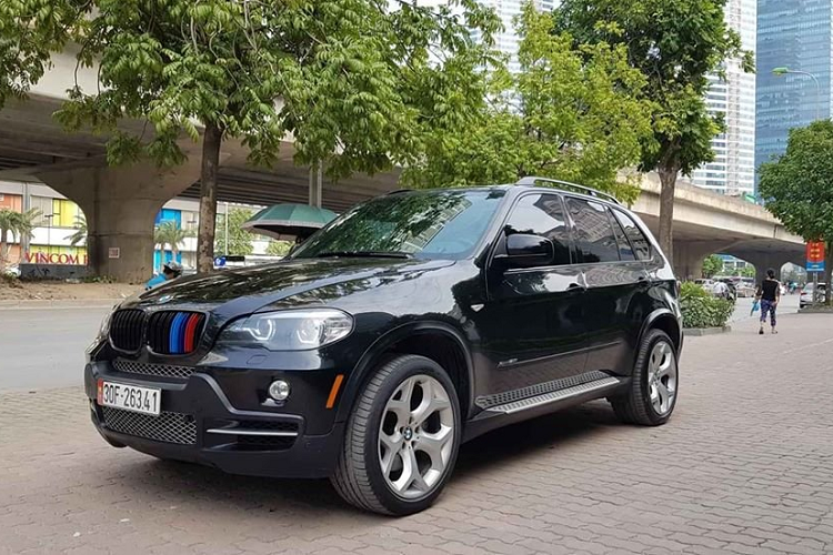 Phiên bản được rao bán là chiếc xe BMW X5 4.8si đời 2008. Đây là thế hệ thứ 2 của dòng X5, ra mắt công chúng quốc tế lần đầu tiên vào năm 2006. Mẫu xe rao bán có diện mạo còn sạch sẽ, sáng bóng. Màu sơn ngoại thất màu tối, kích thước chiều dài cơ sở là 2.933 mm trong khi ở thế hệ cũ là 2.819 mm. 