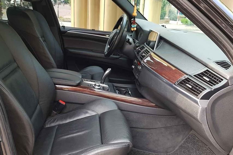 Ngoài ra ghế trước thiết kế thể thao chỉnh điện 4 hướng, camera quan sát thân xe 360 độ, chế độ ga tự động kiểm soát khoảng cách, điều khiển đèn tự động, chế độ ga tự động kiểm soát khoảng cách,...