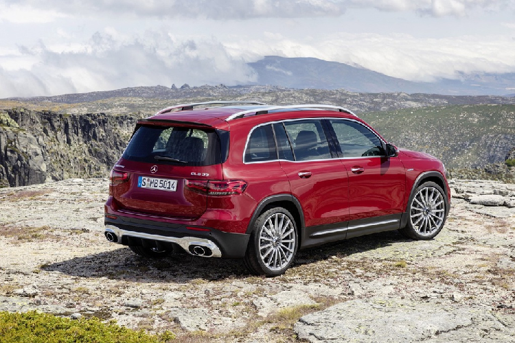 Sức mạnh của động cơ được truyền đến 4 bánh xe thông qua hộp số 8 cấp ly hợp kép. GLB 35 được trang bị 5 chế độ lái bao gồm: Slippery, Comfort, Sport, Sport+ và Individual.