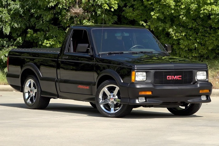 GMC Syclone 1991 - 4,6 giây: Đây được xem là một trong những huyền thoại của dòng xe bán tải khi có thể đạt được vận tốc tối đa 267 km/h vào năm 1991. Động cơ tăng áp V6 4.3L mạnh 280 mã lực trên Syclone có thể đánh bại một chiếc Ferrari dễ dàng vào thời điểm đó.